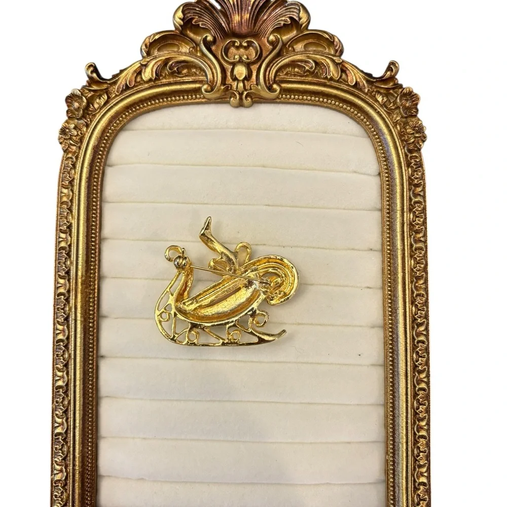 Vintage Christmas Brooch Gold Tone Green‎ Santa’s Sleigh Red Candy Cane Festive